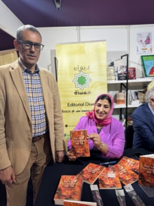 الشاعرة فاطمة توقع نسخة من الكتاب للدكتور والمترجم المغربي، سعيد بنعبد الواحد. 